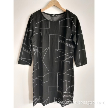 Ein lockeres schwarzes Kleid für Damen
